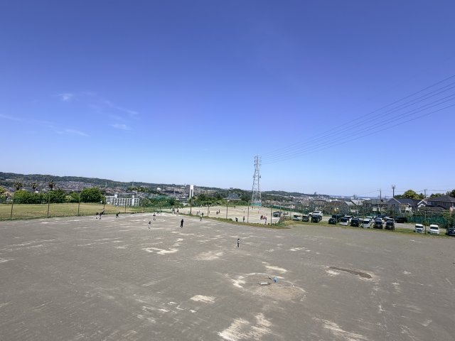 道路向かいにある六浦スポーツ広場　サッカーや野球などで利用できます