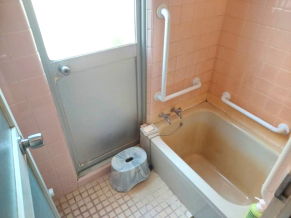 戸の窓から光が入り明るい浴室です。入浴後は扉を開けて自然換気をすることで、湿気を逃し、カビや結露の発生を抑制できます。?手すりがついてバリアフリーな浴室。