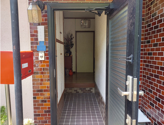 玄関から居室が見えないので、プライバシーが守られます。また、備え付けの靴箱があります。