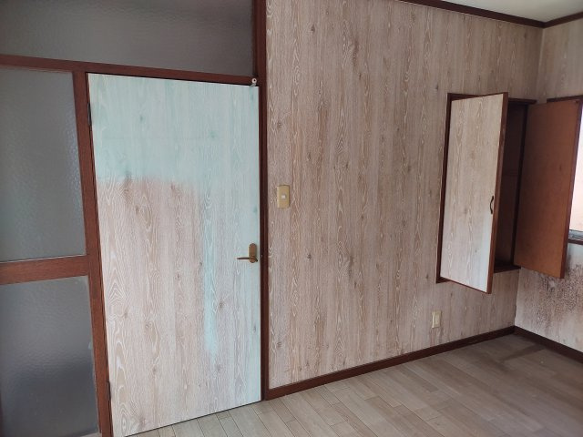 木目調でぬくもりがある2階洋室です。収納もあります！
