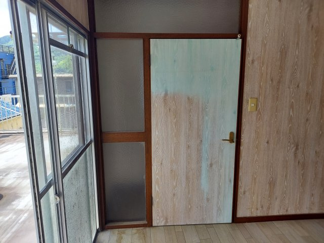 おおきなバルコニーにつながる掃き出し窓があります。窓が3面にあるので明るく開放感のあるお部屋です。