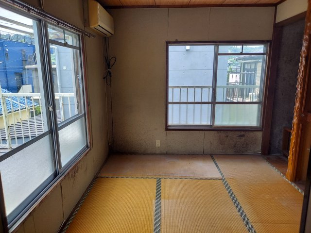 窓が2面にあります。バルコニーにつながっており、風通しがよいお部屋です。