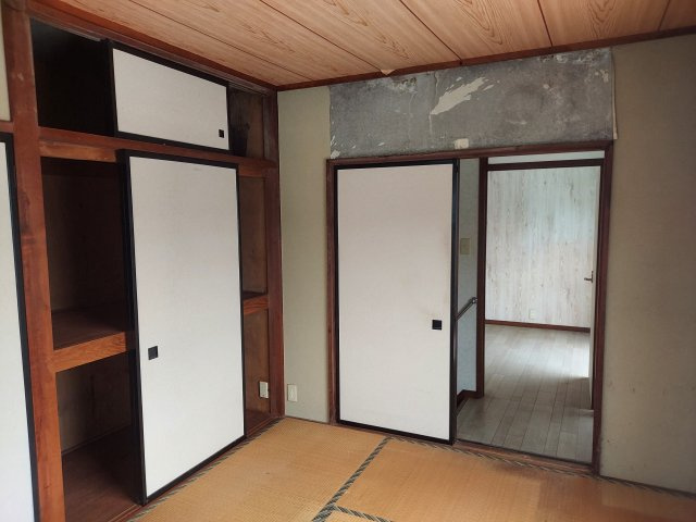 2階和室の押入と天袋です。収納がたくさんあります。