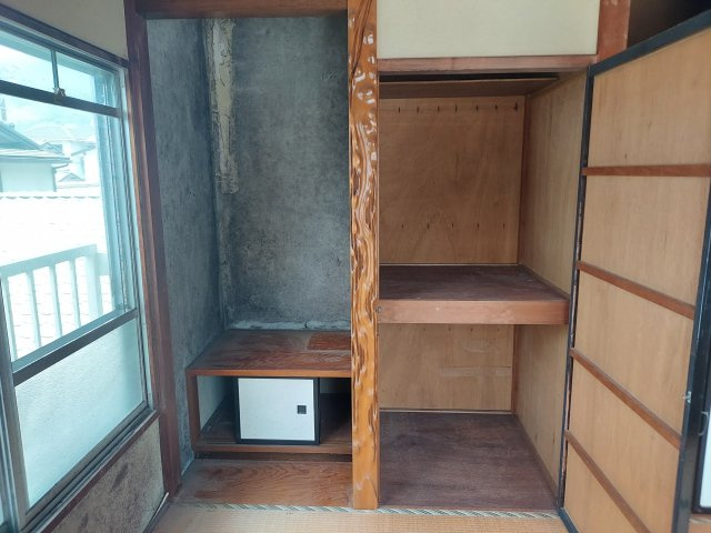 2階和室の物入と棚です。たくさん収納できますね。