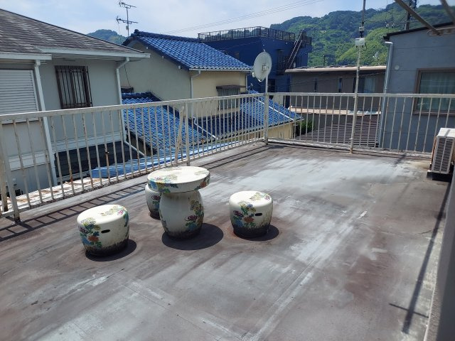 広々としたバルコニーは、隣り合うお部屋との一体感が増し、空間が広く感じられます。?