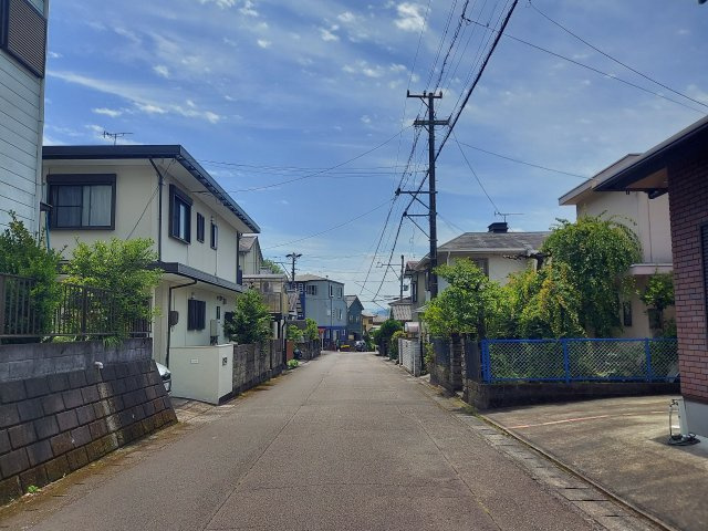 閑静な住宅街です。前面道路が5ｍ以上あるので駐車も楽にできそうですね。