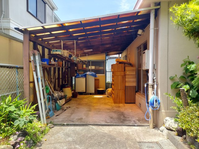 ガレージには屋根があります。大事な車を日差しや雨から守り、車を停めるだけでなく多目的な用途に使えるので、趣味スペースとしてもご使用いただけます！