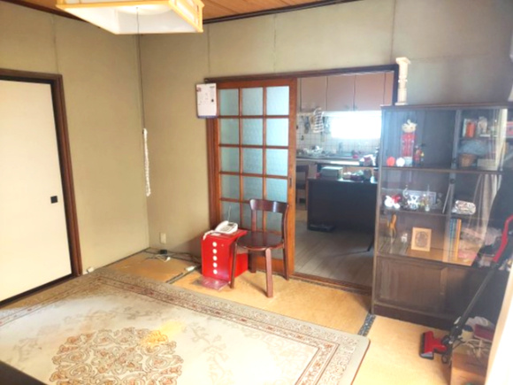片側にはガレージにつながる掃き出し窓があり、開放感を感じられます！
