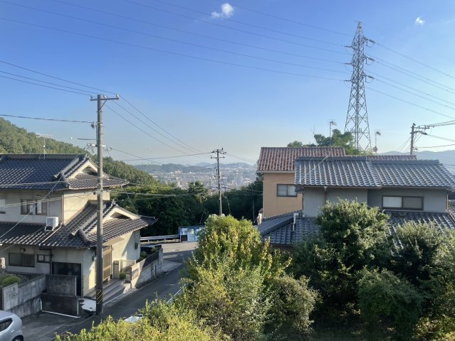 高台に位置するため、市内を一望できる絶景が広がります。朝の光や夕暮れの景色は、日々の暮らしに彩りを添えてくれます。窓から眺める美しい風景は、自然と街並みの両方を楽しめる魅力的なロケーションです。