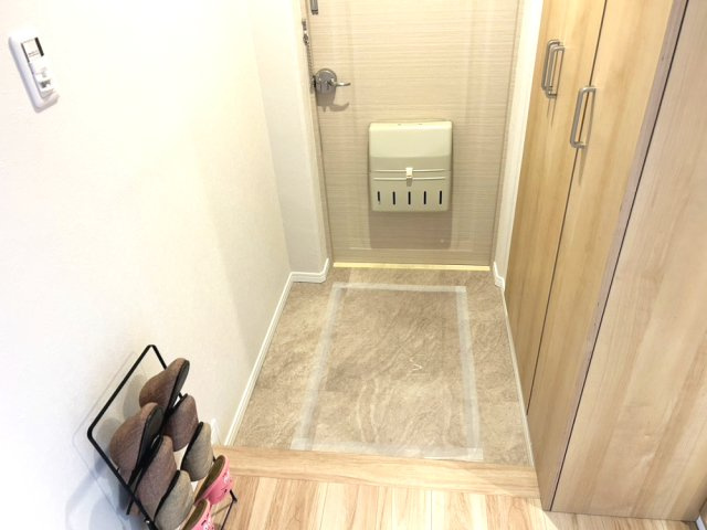 収納もある玄関です