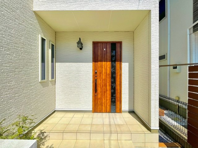 南向きの陽光が差し込む、明るく清潔感あふれる玄関。毎日「ただいま」と帰るのが楽しみになる、家の顔です。