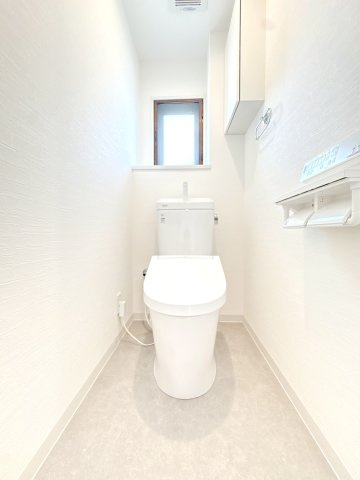 温水洗浄機付きのトイレになります♪