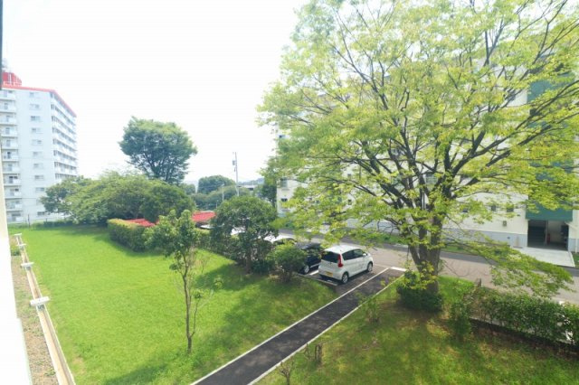 綺麗に手入れされた植栽の緑を望めます！