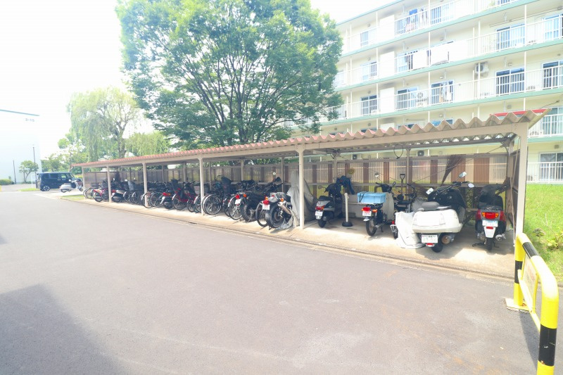 雨や汚れから自転車を守るサイクルポート付き駐輪場。