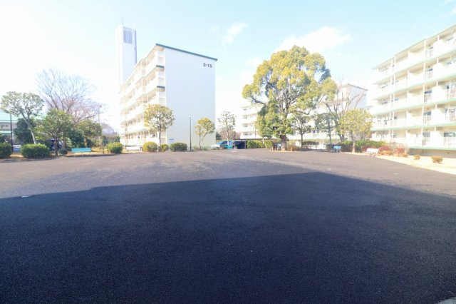棟隣地にはプレイロットがあり、子育て世代の方にもオススメです！