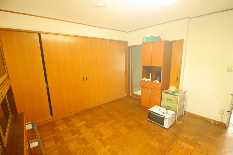 DKには壁面いっぱいの収納を造作してあります。