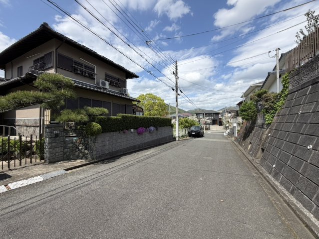 前面道路約6.2ｍと広さがあるので駐車が苦手な方でも安心です！　