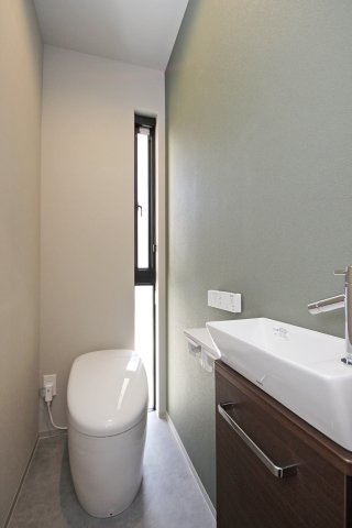 縦スリット窓がスタイリッシュな空間を演出するトイレ空間。さらにタンクレストイレなのでスッキリとした印象に。【プラン例】建物価格2040万円、建物面積99.03？