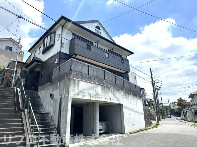 閑静な住宅街にありシックな外観です