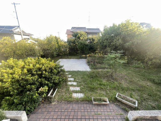 敷地の広さを活かした開放感あふれるお庭は、ガーデニングや家庭菜園にぴったりのスペース。陽当たり良好で、季節の花や野菜作りも楽しめます。お子さまの遊び場やペットとのふれあいの場にもおすすめです。