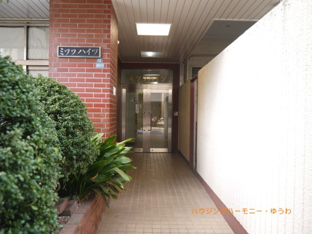住まいの顔にふさわしい落ち着いた迎賓空間