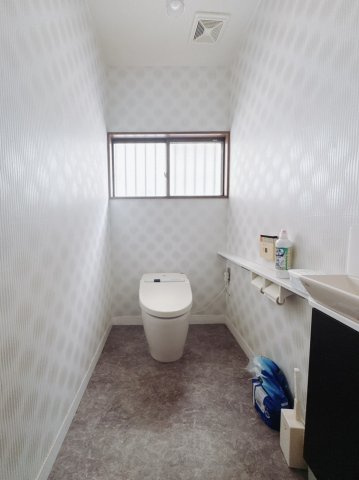 ■トイレ｜白を基調とした清潔感溢れるトイレになっています。トイレには窓がついていますので常に換気をすることができ清潔を保てます。