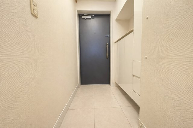 明るい玄関です　※AI編集により家具を消したイメージ写真になります。