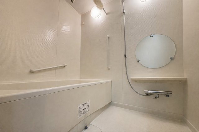 日々の暮らしに欠かせないお風呂です。　※AI編集により家具を消したイメージ写真になります。