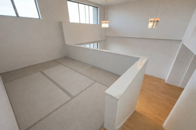 こちらのリビングで趣味の時間をお楽しみください。　※AI編集により家具を消したイメージ写真になります。