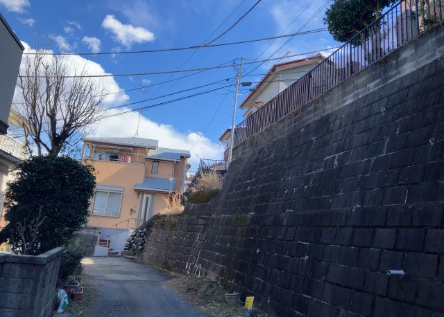 桜や紅葉の名所に出かける人は多いと思いますが、家にいながら季節の移ろいを感じる生活を送りませんか？リビングや窓から見える景色が生活を彩るワンポイントに！現地から見える景色を堪能してみては如何でしょう。