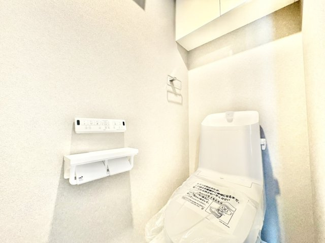 毎日の生活を快適にサポートする温水洗浄便座を標準装備。スマホを置ける棚付きの2連ペーパーホルダーや、操作しやすい壁掛け式リモコン、手洗い一体型タンクを完備し、細かな使いやすさに配慮された設計です。