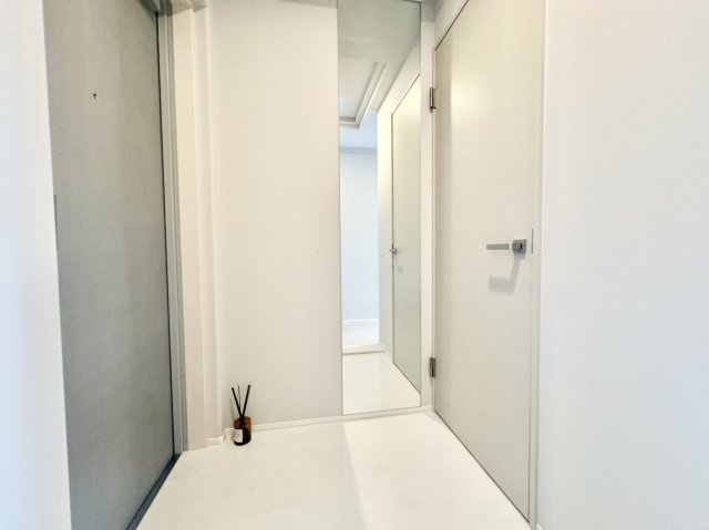 お出かけ前の身だしなみチェックがスムーズにこなせる大型の姿見鏡を壁面に設置。空間を視覚的に広く見せる効果もあり、限られた玄関まわりの出入り口をいつでもすっきりとクリーンな状態にキープできます。