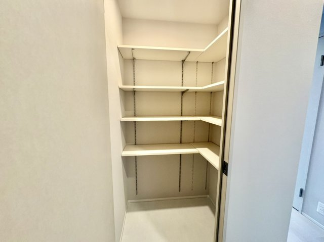 ご家族全員の靴をまとめて一括管理できる大容量のシューズインクローゼット。便利なL字型の可動棚を採用しており、お持ちの靴の高さや荷物の大きさに合わせて棚板の位置を細かく変更できる実用的な仕様です。