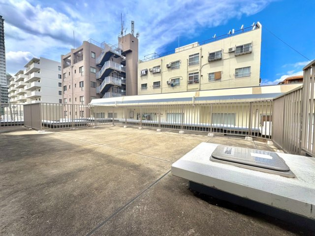 開放的な青空が広がる、49.25？のルーフバルコニーです。一般的なベランダとは一線を画す圧倒的な広さがあり、周囲に手すりも完備されているため、安全に配慮しながら様々な用途に大活躍する贅沢な空間です。