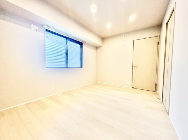 大型のベッドを配置してもスペースにゆとりがある約6.9帖の広々とした洋室。すっきりとした四角い間取りのため、チェストやデスクなどの家具もレイアウトしやすく、主寝室に最適な一室です。