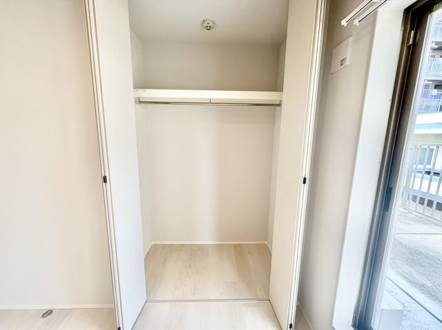 ハンガーパイプと枕棚付きで衣類や小物を一括収納できるクローゼット。荷物がすっきり収まるため居室内に余計な家具を置く必要がなく、約6.0帖の空間を無駄なくスマートに広く使える暮らしに嬉しい設備です。