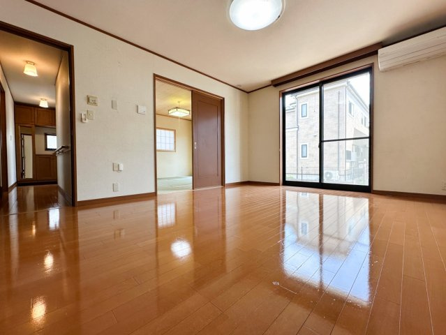 【リビング】和室を含めると22帖にもなる広々としたLDK、室内はとても丁寧にお住まいです　(床暖房付　全フローリング新規フロアコーティング済)