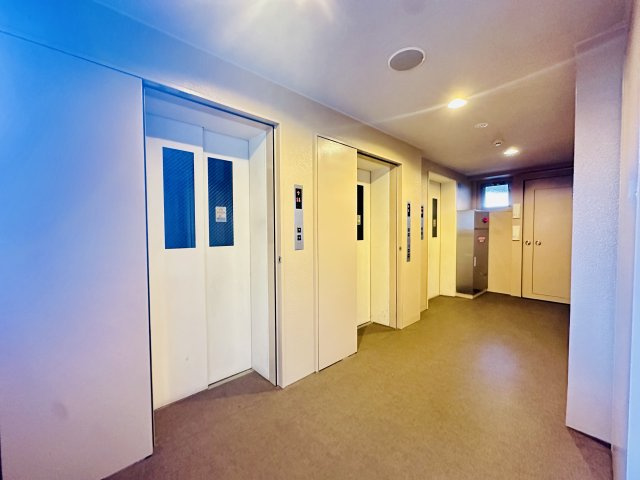 【朝の時短】　複数基設置されたエレベーターが、忙しい朝の通勤・通学ラッシュ時の待ち時間を大幅に削減。　一分一秒を争う時間帯でもノンストレスでスムーズに出発でき、日々のタイムパフォーマンスを高めます。