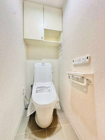 【清潔空間】　吊戸棚完備で収納に困らないスタイリッシュなトイレ。　プロの手による新規リフォーム済で、新品同様の清々しさからスタート。　毎日使う場所だからこそ、掃除しやすく快適な衛生環境を保てます。