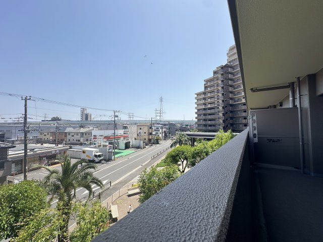 【開放眺望】　目の前を遮る高い建物がなく、開放的な空と心地よい風を独り占めできます。　近近隣からの視線を気にする必要がないため、カーテンを開け放して室内にいながら広がりと四季の移ろいを感じられます。　