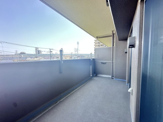 【多用途空間】　奥行きがしっかり確保され、洗濯物干しがスムーズ。　週末にまとめてシーツや家族分の衣類を干しても余裕の広さ。　天気の良い日には椅子を置いて、心地よい風を感じながらコーヒーを楽しめます。