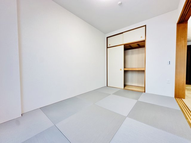 【育児支援】　ゴロゴロ寝転がれる和室は子育て世帯の強い味方。　キッズスペースやお昼寝場所としてリビングから見守れて安心です。　バルコニーから取り込んだ洗濯物を一時的に置いて畳む家事スペースにも重宝。