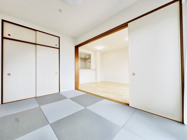 【琉球畳風のモダンな和室】　お洒落なデザイン畳を採用したスタイリッシュな空間。リビングとフラットに繋がり、お子様の遊び場やゴロゴロと寛げる癒やしのスペースとしてマルチに活躍します。