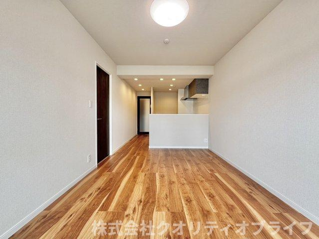 窓を開けると爽やかな風が通り抜け、ゆったりとした時間を過ごせる心地よい空間です。