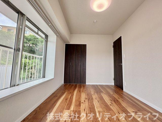 寝室としてもゆったり使える6.3帖の洋室は、家具の配置もしやすい広さです。