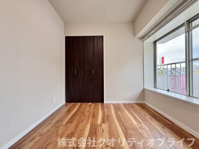 コンパクトながらも使い勝手の良い洋室は、子ども部屋や書斎にもぴったりです。