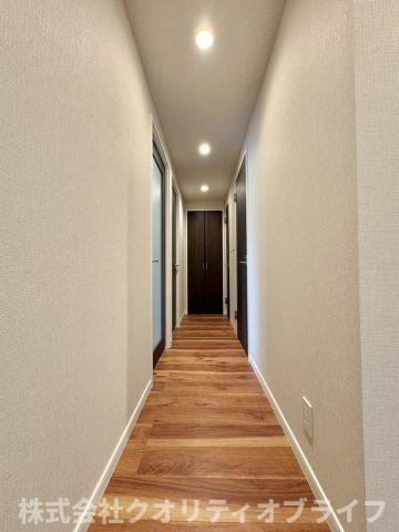 玄関から各部屋へ自然とつながる廊下は、落ち着いた雰囲気が魅力です。