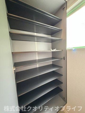 すっきり片付く玄関収納で、靴や小物類も整理しやすく出入りがスムーズです。