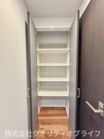 日用品から衣類まで、用途に合わせて使える廊下収納がございます