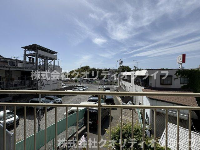 北西向きのバルコニーからの眺望になります。角部屋の為に通風、陽当り良好です。